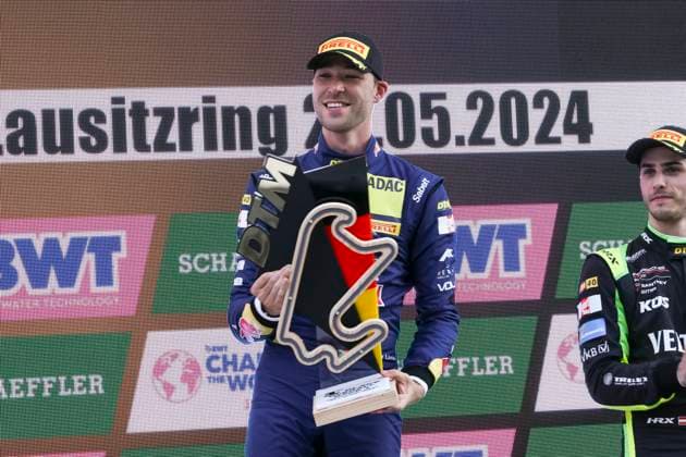 Bilder des Jahres 2024, Sport 05 Mai Sport Themen der Woche KW21 Sport Bilder des Tages Platz 1. Kelvin van der Linde (3) (RSA) Audi Team Abt Sportsline , Motorsport, DTM, Rennen 1, 25.05.2024, Lausitzring, Schipkau, Deutschland Schipkau Lausitzring Brandenburg Deutschland *** 1st place Kelvin van der Linde 3 RSA Audi Team Abt Sportsline , Motorsport, DTM, Race 1, 25 05 2024, Lausitzring, Schipkau, Germany Schipkau Lausitzring Brandenburg Germany Copyright: xGrantxHubbsx