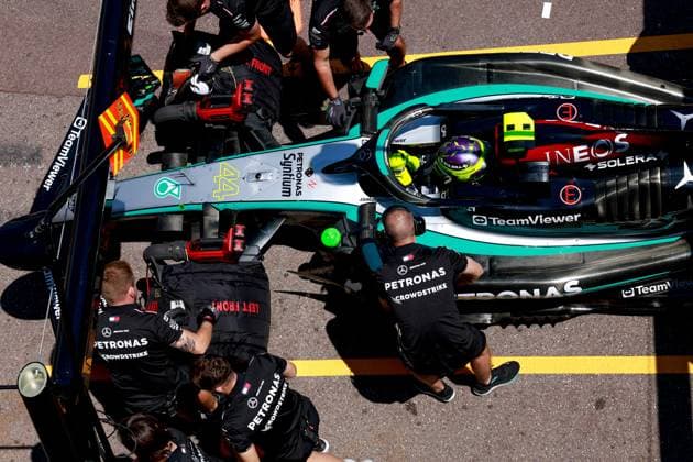 HAMILTON Lewis (gbr), Mercedes AMG F1 Team W15, pitlane, during the Formula 1 Grand Prix de Monaco 2024, 8th round of the 2024 Formula One World Championship, WM, Weltmeisterschaft from May 23 to 26, 2024 on the Circuit de Monaco, in Monaco - F1 - MONACO GRAND PRIX 2024 DPPI Panoramic  240525_R08_MONACO_DP_F12024GP08MCO_JK381577