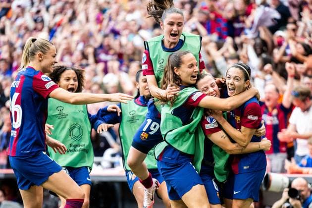 240525 Aitana Bonmati of Barcelona celebrates with team mates after 1 0 during the UEFA Women s Champions League final between Barcelona and Lyon on May 25, 2024 in Bilbao Photo Ludvig Thunman BILDBYRAN kod LT LT0620 fotboll football soccer fotball champions league barcelona lyon dam bbeng final champions league final final final 2024 jubel  Copyright: LUDVIGxTHUNMAN BB240525LT076