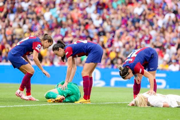 Torwart Catalina Coll FC Barcelona, Barca und Lindsey Horan (Olympique Lyonnais) on the ground, UEFA Women s Champions League 2023 2024 - Final, FC Barcelona vs Olympique Lyonnais, Estadio de San Mames, May 25, 2024, Bilbao, Spain.