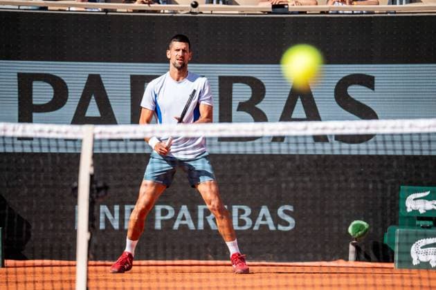 Roland Garros 2024 - Nadal Djokovic At A Training Session - Paris Serbia s Novak Djokovic takes part in a practice session during the French Open tennis tournament on Court Philippe-Chatrier at the Roland Garros Complex in Paris on May 25, 2024. Photo by Alexis Jumeau ABACAPRESS.COM Paris France  Copyright: xJumeauxAlexis ABACAx