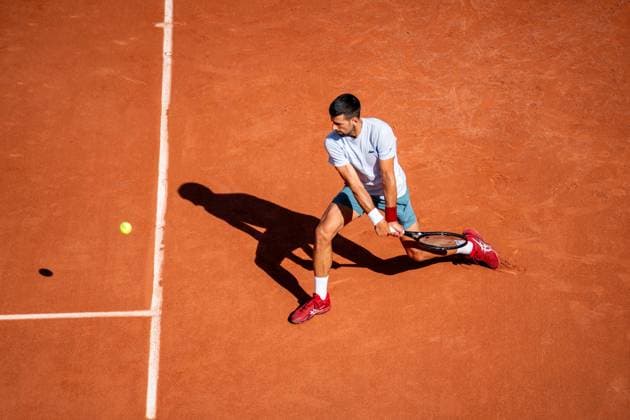 Roland Garros 2024 - Nadal Djokovic At A Training Session - Paris Serbia s Novak Djokovic takes part in a practice session during the French Open tennis tournament on Court Philippe-Chatrier at the Roland Garros Complex in Paris on May 25, 2024. Photo by Alexis Jumeau ABACAPRESS.COM Paris France  Copyright: xJumeauxAlexis ABACAx