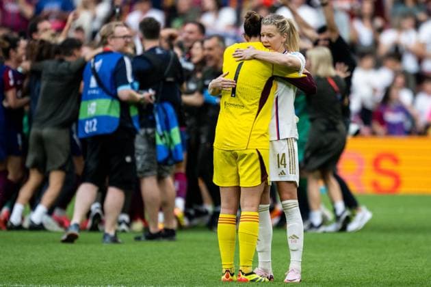 240525 Goalkeeper Christiane Endler and Ada Hegerberg of Lyon look dejected after the UEFA Womens Champions League final between Barcelona and Lyon on May 25, 2024 in Bilbao Photo Ludvig Thunman BILDBYRAN kod LT LT0620 fotboll football soccer fotball champions league barcelona lyon dam bbeng final champions league final final 2024 depp  Copyright: LUDVIGxTHUNMAN BB240525LT096