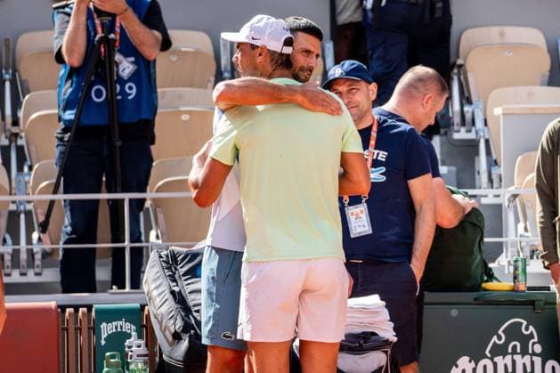 Roland Garros 2024 - Rafael Nadal Meets Novak Djokovic - Paris Spain s Rafael Nadal and Serbia s Novak Djokovic hug hold each other during a practice session during the French Open tennis tournament on Court Philippe-Chatrier at the Roland Garros Complex in Paris on May 25, 2024. Photo by Alexis Jumeau ABACAPRESS.COM Paris France  Copyright: xJumeauxAlexis ABACAx
