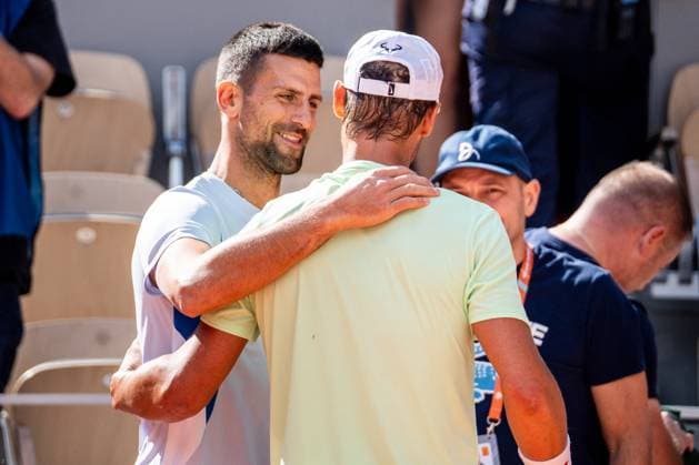 Roland Garros 2024 - Rafael Nadal Meets Novak Djokovic - Paris Spain s Rafael Nadal and Serbia s Novak Djokovic hug hold each other during a practice session during the French Open tennis tournament on Court Philippe-Chatrier at the Roland Garros Complex in Paris on May 25, 2024. Photo by Alexis Jumeau ABACAPRESS.COM Paris France  Copyright: xJumeauxAlexis ABACAx