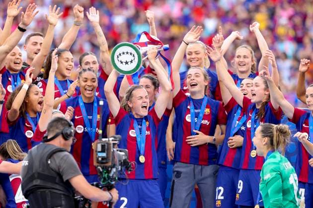 Irene Paredes FC Barcelona, Barca raises the trophy in the air after the win, UEFA Women s Champions League 2023 2024 - Final, FC Barcelona vs Olympique Lyonnais, Estadio de San Mames, May 25, 2024, Bilbao, Spain.