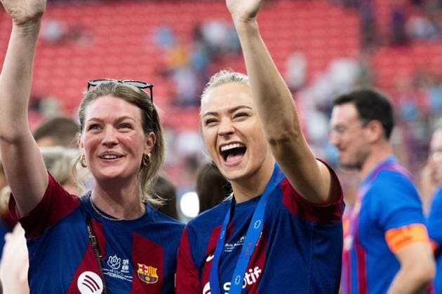 240525 Fridolina Rolfö of Barcelona celebrates with friends after the UEFA Women s Champions League final between Barcelona and Lyon on May 25, 2024 in Bilbao Photo Ludvig Thunman BILDBYRAN kod LT LT0620 fotboll football soccer fotball champions league barcelona lyon dam bbeng final champions league final final 2024 jubel  Copyright: LUDVIGxTHUNMAN BB240525LT164