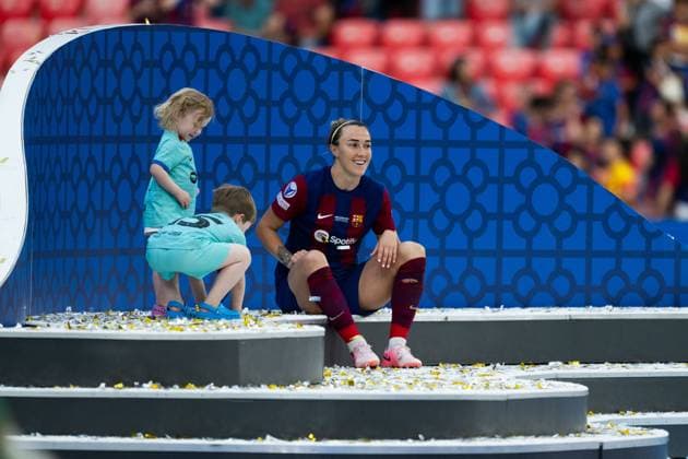 240525 Lucy Bronze of Barcelona celebrates with family after the UEFA Women s Champions League final between Barcelona and Lyon on May 25, 2024 in Bilbao Photo Ludvig Thunman BILDBYRAN kod LT LT0620 fotboll football soccer fotball champions league barcelona lyon dam bbeng final champions league final final 2024 jubel  Copyright: LUDVIGxTHUNMAN BB240525LT167