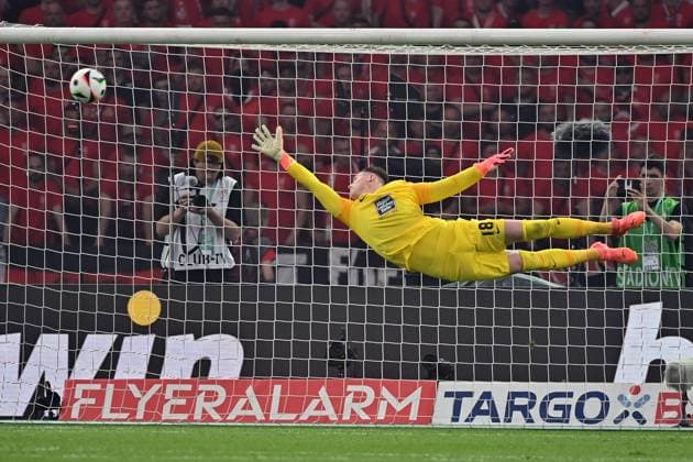 Bilder des Jahres 2024, Sport 05 Mai Sport Themen der Woche KW21 Sport Bilder des Tages 25.05.2024, xjrdrx, Fussball DFB Pokal Finale 2023 24, 1.FC Kaiserslautern - Bayer 04 Leverkusen emspor, v.l. Julian Krahl (1. FC Kaiserslautern) (DFL DFB REGULATIONS PROHIBIT ANY USE OF PHOTOGRAPHS as IMAGE SEQUENCES and or QUASI-VIDEO) Berlin *** 25 05 2024, xjrdrx, Football DFB Cup Final 2023 24, 1 FC Kaiserslautern Bayer 04 Leverkusen emspor, v l Julian Krahl 1 FC Kaiserslautern DFL DFB REGULATIONS PROHIBIT ANY USE OF PHOTOGRAPHS as IMAGE SEQUENCES and or QUASI VIDEO Berlin