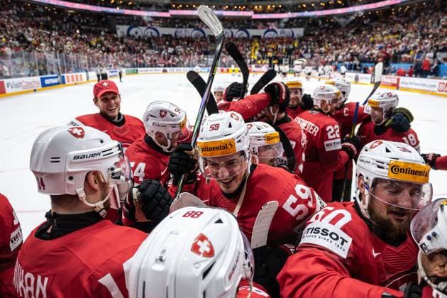 240525 Dario Simion of Switzerland celebrate with teammates after winning the penalty shootout after the 2024 IIHF Ice Hockey World Championship semifinal game between Canada and Switzerland on May 25, 2024 in Prague Photo Maxim ThorÃ BILDBYRAN kod MT MT0602 ishockey ice hockey ishockey vm canada switzerland 2024 iihf ice hockey world championship bbeng schweiz kanada semifinal jubel  Copyright: MAXIMxTHORE BB240525MT219