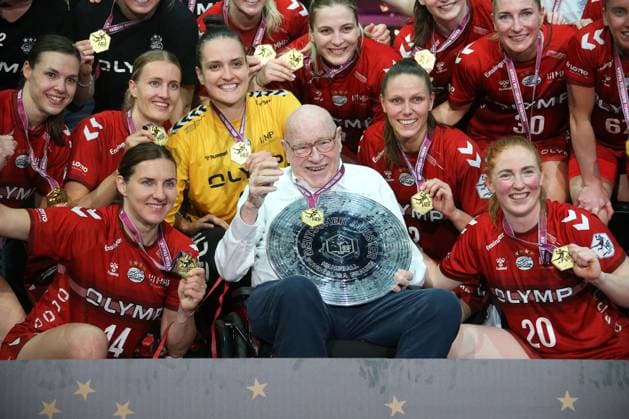 25 05 2024, Germany, Bietigheim, Handball 1 Bundesliga Women, SG BBM Bietigheim vs HSG Blomberg Lippe, Patron Eberhard Bezner with championship trophy and team