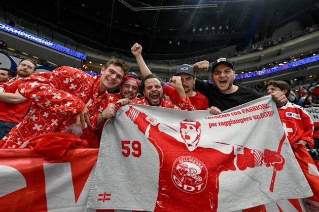 PRAGUE, CZECH REPUBLIC MAY 25 Swiss fans celebra the victory during the 2024 IIHF Ice Hockey World Championship Czechia Semifinal match between Canada and Switzerland at Prague Arena on May 25, 2024 in Prague Prague, Czech Republic Prague Prague Arena Czech Republic Copyright: xJustPictures.ch AndreaxBrancax jp-en-EuSpIm-AB_25052024_DSC_7839