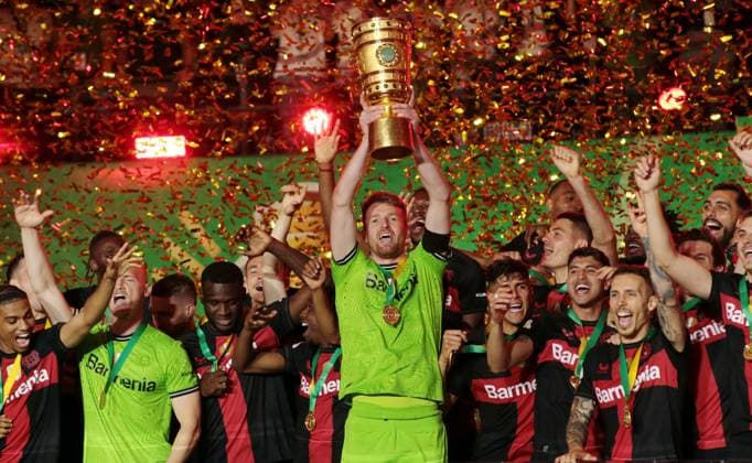 Bilder des Jahres 2024, Sport 05 Mai Sport Themen der Woche KW21 Sport Bilder des Tages Pokalsieger Bayer Leverkusen Torwart Lukas Hradecky mit Pokal Fußball Fussball Finale DFB Pokal 2024 Saison 2023 2024 25.05.2024 1.FC Kaiserslautern FCK vs Bayer 04 Leverkusen LEV *** Cup Winner Bayer Leverkusen Goalkeeper Lukas Hradecky with Cup Sport Soccer Football Final DFB Cup 2024 Season 2023 2024 25 05 2024 1 FC Kaiserslautern FCK vs Bayer 04 Leverkusen LEV
