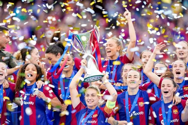 Bilbao, Spain, May 25th 2024: Alexia Putellas (11 Barcelona) lifts the trophy and celebrates their victory during the trophy ceremony during the UEFA Womens Champions League Final football match between FC Barcelona, Barca and Olympique Lyonnais at Estadio de San Mames in Bilbao, Spain. (Daniela Porcelli SPP) Copyright: xDanielaxPorcellix xSPPx spp-en-DaPoSp-20240525-_DP19210-2