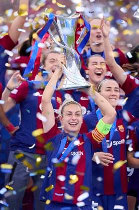 FC Barcelona, Barca v Olympique Lyonnais - UEFA Women«s Champions League Final 2024 Alexia Putellas of FC Barcelona lifts the trophy as the team celebrate winning the UEFA Women s Champions League 2023 24 Final match between FC Barcelona and Olympique Lyonnais at San Mames on May 25, 2024, in Bilbao, Spain. Bilbao San Mames Basque Country Spain RL_FCBFvOLYF_00345 Copyright: xRicardoxLarreinax