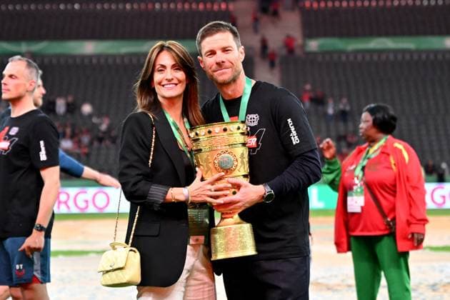 Fußball, Bayer 04 Leverkusen ist DFB-Pokalsieger 25.05.2024, xjrdrx, Fussball DFB Pokal Finale 2023 24, 1.FC Kaiserslautern - Bayer 04 Leverkusen emspor, v.l. Jubel,Freude, Emotionen über ueber den Sieg und den Gewinn des DFP Pokals Vereinspokal bei Bayer Leverkusen Siegerehrung Pokal Trophäe Trainer Xabi Alonso (Bayer Leverkusen) und seine Ehefrau Nagore Aranburu (DFL DFB REGULATIONS PROHIBIT ANY USE OF PHOTOGRAPHS as IMAGE SEQUENCES and or QUASI-VIDEO) Berlin *** 25 05 2024, xjrdrx, Football DFB Cup Final 2023 24, 1 FC Kaiserslautern Bayer 04 Leverkusen emspor, v l jubilation, joy, Emotions about the victory and winning the DFP Cup Club Cup at Bayer Leverkusen Award Ceremony Cup Trophy Coach Xabi Alonso Bayer Leverkusen and his wife Nagore Aranburu DFL DFB REGULATIONS PROHIBIT ANY USE OF PHOTOGRAPHS as IMAGE SEQUENCES and or QUASI VIDEO Berlin