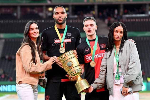 25 05 2024, xjrdrx, Fußball DFB Pokal Finale 2023 24, 1 FC Kaiserslautern Bayer 04 Leverkusen emspor, v l Jubel,Freude, Emotionen über über den Sieg und den Gewinn des DFP Pokals Vereinspokal bei Jonathan Tah Bayer Leverkusen und seiner Frau Luisa und Florian Wirtz Bayer Leverkusen mit Freundin Aaliyah DFL DFB REGULATIONS PROHIBIT ANY USE OF PHOTOGRAPHS as IMAGE SEQUENCES and or QUASI VIDEO Berlin