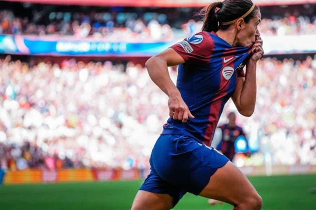UEFA Women s Champions League 2024 Final: FC Barcelona, Barca Femeni vs. Olympique Lyonnais Feminin Aitana Bonmati scores the opening goal and celebrates kissing the Barcelona badge during the UEFA Women s Champions League final match between FC Barcelona Femeni and Olympique Lyonnais Feminin on May 25 2024, in Bilbao, Spain Bilbao Estadio de San Mames Bilbao Spain Copyright: xAlexandraxFechetex _ADR1603