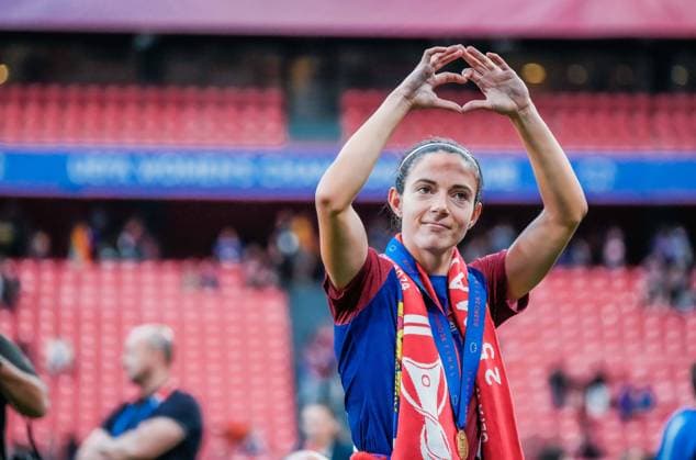 UEFA Women s Champions League 2024 Final: FC Barcelona, Barca Femeni vs. Olympique Lyonnais Feminin Aitana Bonmati celebrates and shows a heart to the crowd, as Barcelona are crowned Champions of Europe after the UEFA Women s Champions League final match between FC Barcelona Femeni and Olympique Lyonnais Feminin on May 25 2024, in Bilbao, Spain Bilbao Estadio de San Mames Bilbao Spain Copyright: xAlexandraxFechetex _ADR7412