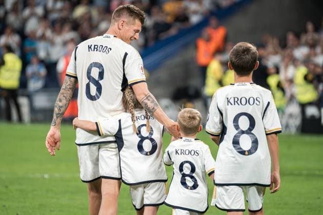 May 25, 2024, Madrid, Spain: Toni Kroos (8) accompanied by his children after the La Liga 2023 24 match between Real Madrid and Betis at Santiago Bernabeu Stadium. Toni Kroos s last game as a Real Madrid player at the Bernabeu Stadium. Final score; Real Madrid 0:0 Betis. Madrid Spain - ZUMAs197 20240525_aaa_s197_252 Copyright: xDiegoxRadamesx