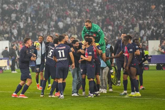 PSG celebrate winning the cup Lyon v Paris Saint-Germain, Coupe de France, Final, Football, Stade Pierre-Mauroy, Lille, Paris - 25 May 2024 EDITORIAL USE ONLY No use with unauthorised audio, video, data, fixture lists, club league logos or live services. Online in-match use limited to 120 images, no video emulation. No use in betting, games or single club league player publications. Copyright: xDavexWinter Shutterstockx 14506126ky