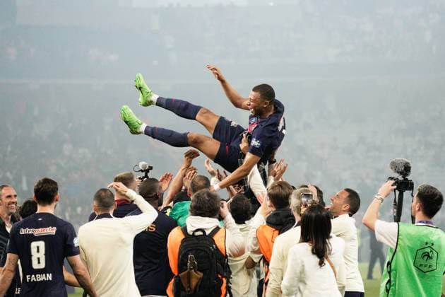 Kylian Mbappe of PSG is thrown in the air by his teammates after playing his last game for the club in their 2-1 victory Lyon v Paris Saint-Germain, Coupe de France, Final, Football, Stade Pierre-Mauroy, Lille, Paris - 25 May 2024 EDITORIAL USE ONLY No use with unauthorised audio, video, data, fixture lists, club league logos or live services. Online in-match use limited to 120 images, no video emulation. No use in betting, games or single club league player publications. Copyright: xDavexWinter Shutterstockx 14506126lk