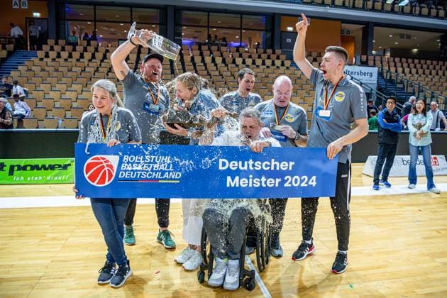Bilder des Jahres 2024, Sport 05 Mai Sport Themen der Woche KW21 Sport Bilder des Tages RBBL1 Playoffs Finale: RSV Lahn-Dill - RSB Thuringia Bulls, 25.05.2024 Bierdusche für die Trainer vom RSV Lahn-Dill Larissa Klaas (Teambetreuerin, RSV Lahn-Dill) Philip Schmitz (Physiotherapeut, RSV Lahn-Dill) Janet Zeltinger (Head Coach RSV Lahn-Dill) Guenther Mayer (Co-Trainer RSV Lahn-Dill) Tobias Maroske (Athletiktrainer, RSV Lahn-Dill) Holger Wagner (Techniker, RSV Lahn-Dill) Daniel Schmidt (Physiotherapeut, RSV Lahn-Dill) RBBL1 Playoffs Finale: RSV Lahn-Dill - RSB Thuringia Bulls: Wetzlar, 25.05.2024 *** RBBL1 Playoffs Final RSV Lahn Dill RSB Thuringia Bulls, 25 05 2024 Beer shower for the coaches of RSV Lahn Dill Larissa Klaas Team coach, RSV Lahn Dill Philip Schmitz Physiotherapist, RSV Lahn Dill Janet Zeltinger Head Coach RSV Lahn Dill Guenther Mayer Co Coach RSV Lahn Dill Tobias Maroske Athletic Trainer, RSV Lahn Dill Holger Wagner Technician, RSV Lahn Dill Daniel Schmidt Physiotherapist, RSV Lahn Dill RBBL1 Playoffs Final RSV Lahn Dill RSB Thuringia Bulls Wetzlar, 25 05 2024 Copyright: xBEAUTIFULxSPORTS Roeczeyx