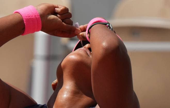 Naomi Osaka applies eye drops during her hard-fought first round win on her return to Paris French Open Tennis, Day 1, Tennis, Roland Garros, Paris, France - 26 May 2024  Copyright: xJavierxGarcia Shutterstockx 14496647p