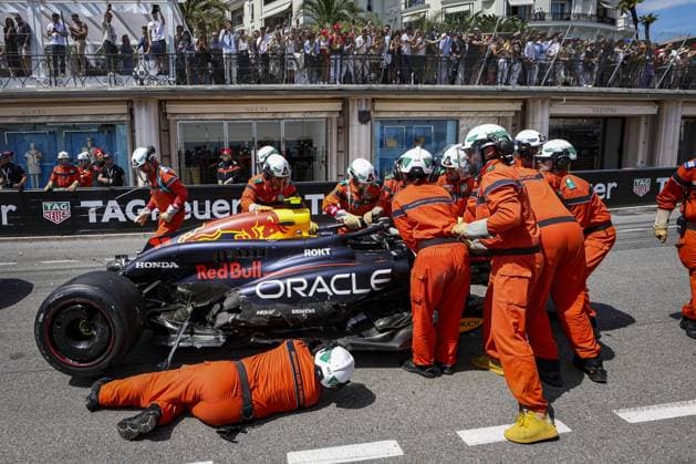 11 PEREZ Sergio (mex), Red Bull Racing RB20 after a crash, accident, with marshall, commissaire de piste, marshal, marshalls, marshals during the Formula 1 Grand Prix de Monaco 2024, 8th round of the 2024 Formula One World Championship, WM, Weltmeisterschaft from May 23 to 26, 2024 on the Circuit de Monaco, in Monaco - F1 - MONACO GRAND PRIX 2024 DPPI Panoramic 240526_R08_MONACO_DP_AV3_3295