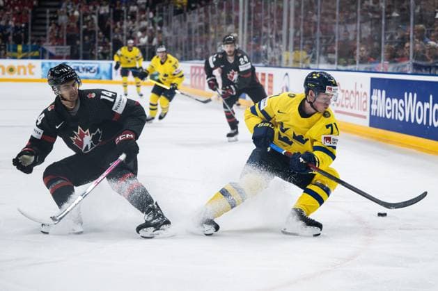 240526 Dylan Guenther of Canada and Victor Olofsson of Sweden during the 2024 IIHF Ice Hockey World Championship bronze medal game between Sweden and Canada on May 26, 2024 in Prague Photo Maxim Thore BILDBYRAN kod MT MT0605 ishockey ice hockey ishockey vm sweden canada 2024 iihf ice hockey world championship bbeng bronsmatch sverige kanada  Copyright: MAXIMxTHORE BB240526MT010