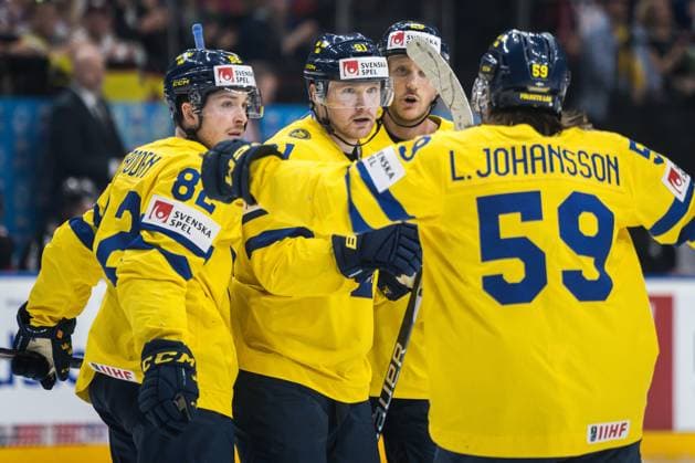 240526 Jesper FrödÃ n and Carl Grundström of Sweden celebrates with team mates after 1 0 during the 2024 IIHF Ice Hockey World Championship bronze medal game between Sweden and Canada on May 26, 2024 in Prague Photo Maxim Thore BILDBYRAN kod MT MT0605 ishockey ice hockey ishockey vm sweden canada 2024 iihf ice hockey world championship bbeng bronsmatch sverige kanada celebration jubel  Copyright: MAXIMxTHORE BB240526MT015