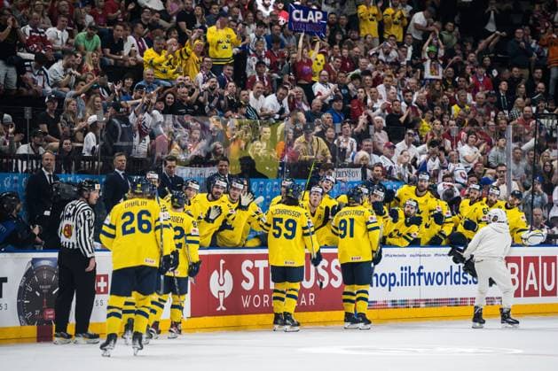 240526 Carl Grundström of Sweden celebrates with team mates after 1 0 during the 2024 IIHF Ice Hockey World Championship bronze medal game between Sweden and Canada on May 26, 2024 in Prague Photo Maxim Thore BILDBYRAN kod MT MT0605 ishockey ice hockey ishockey vm sweden canada 2024 iihf ice hockey world championship bbeng bronsmatch sverige kanada celebration jubel  Copyright: MAXIMxTHORE BB240526MT016