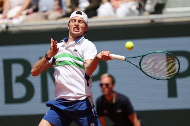 ROLAND GARROS PHOTOPQR LE PARISIEN Le Parisien Arnaud Journois ; PARIS ; 26 05 2024 ; TENNIS , ROLAND GARROS 2024 , SIMPLE MESSIEURS , COURT SUZANNE LENGLEN UGO HUMBERT vs LORENZO SONEGO PHOTO LE PARISIEN ARNAUD JOURNOIS French Open tennis tournament in Paris on May 26, 2024. PARIS France  Copyright: xPHOTOPQR LExPARISIEN MAXPPPxLexParisienx xArnaudxJournoisx 20240526LPA0598 20240526LPA0598