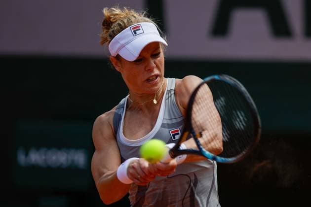 26 05 2024 Tennis, French Open 2024 Roland Garros, FRA, Paris, Women™s Singles Court Simonne Mathieu FIRST ROUND, Laura Siegemund GER Sofia Kenin USA Picture from left Laura Siegemund GER plays a backhand Copyright: HMBxMedia AntonioxBorga