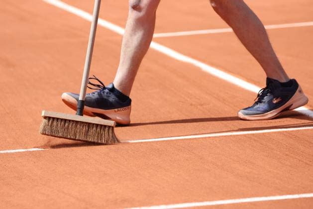 ROLAND GARROS 2024 Thierry Larret Maxppp. Tennis. Roland Garros 2024. Internationaux de France de tennis. Stade Roland Garros, Paris (75). Le 26 Mai 2024. Court Philippe Chatrier : J.J. WOLF (USA) vs Carlos ALCARAZ (ESP); ILLUSTRATION ENTRETIEN DES COURTS PARIS (75) STADE ROLAND GARROS PARIS ILE DE FRANCE FRANCE  Copyright: xThierryxLarret MAXPPPxThierryxLarretx TL_20240526_0515 0481361804st