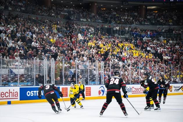 240526 Fans in the stands during the 2024 IIHF Ice Hockey World Championship bronze medal game between Sweden and Canada on May 26, 2024 in Prague Photo Maxim Thore BILDBYRAN kod MT MT0605 ishockey ice hockey ishockey vm sweden canada 2024 iihf ice hockey world championship bbeng bronsmatch sverige kanada fans supporters  Copyright: MAXIMxTHORE BB240526MT056