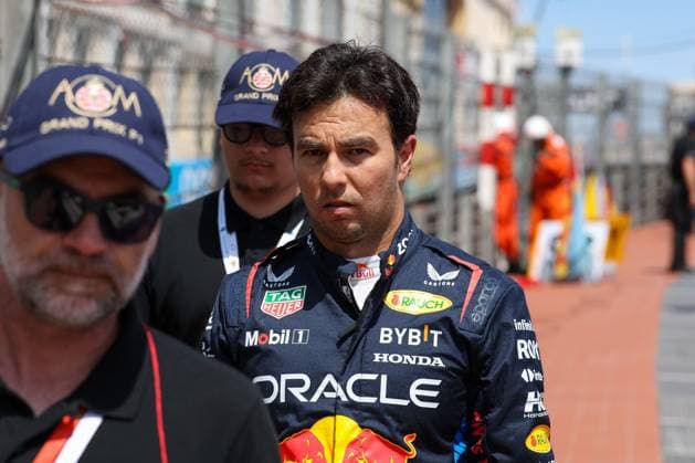 Sergio Perez Red Bull walking back to the pit lane after his crash, Race, Monaco Grand Prix, Motorsport, Men, Formula 1, 26 05 2024 Monte Carlo Monaco MCO Copyright: xkolbert-press ChristianxKolbertx