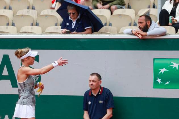 Laura Siegemund talks to trainer, coach Antonio Zucca during a break in play Tennis French Open 2024 Roland Garros Paris France 26 May 2024 Copyright: xJuergenxHasenkopfx