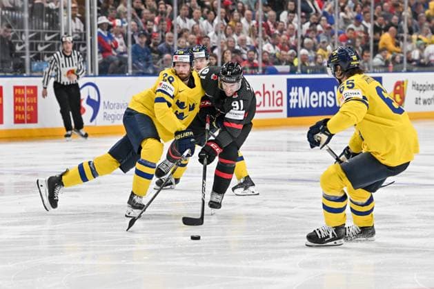PRAGUE, CZECH REPUBLIC MAY 26 John Tavares of Canada in a battle for the puck with Marcus Pettersson of Sweden during 2024 IIHF Ice Hockey World Championship Czechia Third Place Match between Sweden and Canada at Prague Arena on May 26, 2024 in Prague, Czech Republic Prague Prague Arena Czech Republic Copyright: xJustPictures.ch AndreaxBrancax jp-en-EuSpIm-AB_26052024_AAB_7756