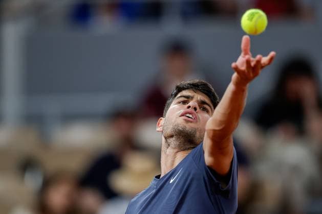 26 05 2024 Tennis, French Open 2024 Roland Garros, FRA, Paris, Men™s Singles Court Philippe Chatrier FIRST ROUND J J Wolf USA Carlos Alcaraz SPA Picture from left Carlos Alcaraz SPA makes a serve Copyright: HMBxMedia AntonioxBorga