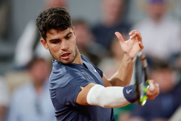 26 05 2024 Tennis, French Open 2024 Roland Garros, FRA, Paris, Men™s Singles Court Philippe Chatrier FIRST ROUND J J Wolf USA Carlos Alcaraz SPA Picture from left Carlos Alcaraz SPA plays a forehand Copyright: HMBxMedia AntonioxBorga