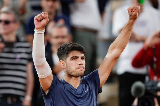 26 05 2024 Tennis, French Open 2024 Roland Garros, FRA, Paris, Men™s Singles Court Philippe Chatrier FIRST ROUND J J Wolf USA Carlos Alcaraz SPA Picture from left Carlos Alcaraz SPA cheers, winner fist, thanks the fans, thanks, thanks Copyright: HMBxMedia AntonioxBorga