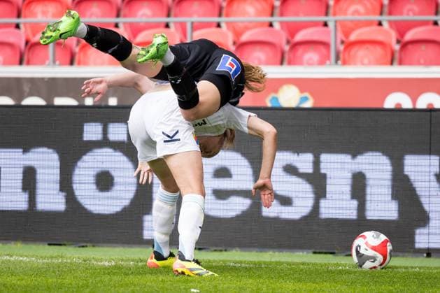 Sport Themen der Woche KW21 Sport Bilder des Tages 240526 Växjö DFFs Elin Nilsson och Djurgardens Matilda Plan under fotbollsmatchen i Damallsvenskan mellan Växjö DFF och Djurgarden den 26 maj 2024 i Växjö. *** 240526 Växjö DFFs Elin Nilsson and Djurgardens Matilda Plan during the football match in Damallsvenskan between Växjö DFF and Djurgarden on May 26, 2024 in Växjö  Copyright: JONASxLJUNGDAHL BB240526JO034