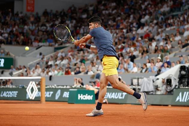 26 05 2024 Tennis, French Open 2024 Roland Garros, FRA, Paris, Men™s Singles Court Philippe Chatrier FIRST ROUND J J Wolf USA Carlos Alcaraz SPA Picture from left Carlos Alcaraz SPA plays a backhand Copyright: HMBxMedia AntonioxBorga