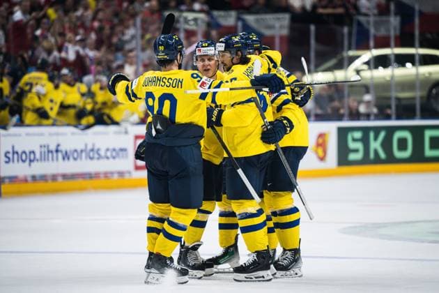 240526 Erik Karlsson of Sweden celebrates with team mates after 2 2 during the 2024 IIHF Ice Hockey World Championship bronze medal game between Sweden and Canada on May 26, 2024 in Prague Photo Maxim Thore BILDBYRAN kod MT MT0605 ishockey ice hockey ishockey vm sweden canada 2024 iihf ice hockey world championship bbeng bronsmatch sverige kanada celebration jubel  Copyright: MAXIMxTHORE BB240526MT074