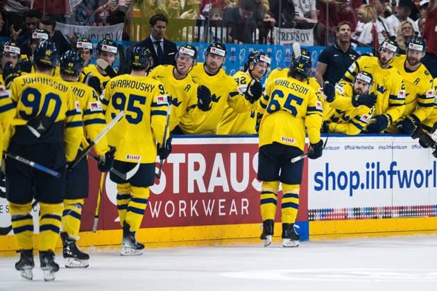 240526 Erik Karlsson of Sweden celebrates after 2 2 during the 2024 IIHF Ice Hockey World Championship bronze medal game between Sweden and Canada on May 26, 2024 in Prague Photo Maxim Thore BILDBYRAN kod MT MT0605 ishockey ice hockey ishockey vm sweden canada 2024 iihf ice hockey world championship bbeng bronsmatch sverige kanada celebration jubel  Copyright: MAXIMxTHORE BB240526MT076