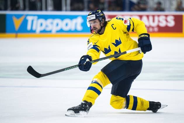 240526 Erik Karlsson of Sweden scores 2 2 during the 2024 IIHF Ice Hockey World Championship bronze medal game between Sweden and Canada on May 26, 2024 in Prague Photo Maxim Thore BILDBYRAN kod MT MT0605 ishockey ice hockey ishockey vm sweden canada 2024 iihf ice hockey world championship bbeng bronsmatch sverige kanada  Copyright: MAXIMxTHORE BB240526MT077