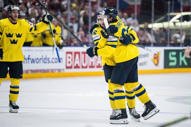 240526 Erik Karlsson of Sweden celebrates after 2 2 during the 2024 IIHF Ice Hockey World Championship bronze medal game between Sweden and Canada on May 26, 2024 in Prague Photo Maxim Thore BILDBYRAN kod MT MT0605 ishockey ice hockey ishockey vm sweden canada 2024 iihf ice hockey world championship bbeng bronsmatch sverige kanada celebration jubel  Copyright: MAXIMxTHORE BB240526MT080