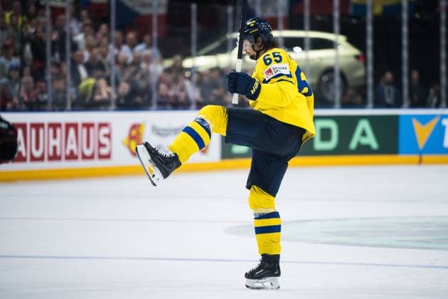 240526 Erik Karlsson of Sweden celebrates after 2 2 during the 2024 IIHF Ice Hockey World Championship bronze medal game between Sweden and Canada on May 26, 2024 in Prague Photo Maxim Thore BILDBYRAN kod MT MT0605 ishockey ice hockey ishockey vm sweden canada 2024 iihf ice hockey world championship bbeng bronsmatch sverige kanada celebration jubel  Copyright: MAXIMxTHORE BB240526MT081