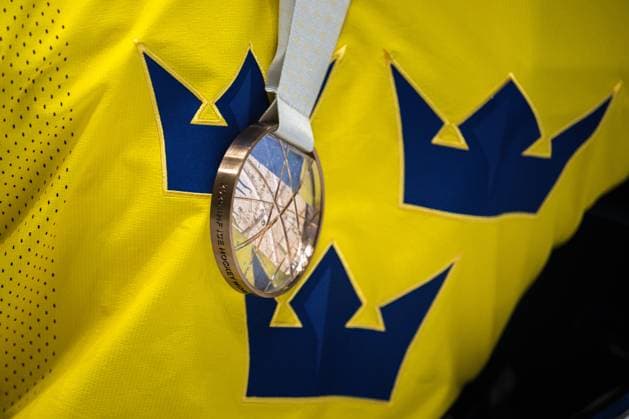 240526 Bronze medal and a team Sweden jersey after the 2024 IIHF Ice Hockey World Championship bronze medal game between Sweden and Canada on May 26, 2024 in Prague Photo Maxim Thore BILDBYRAN kod MT MT0605 ishockey ice hockey ishockey vm sweden canada 2024 iihf ice hockey world championship bbeng bronsmatch sverige kanada bronsmedalj genre  Copyright: MAXIMxTHORE BB240526MT094